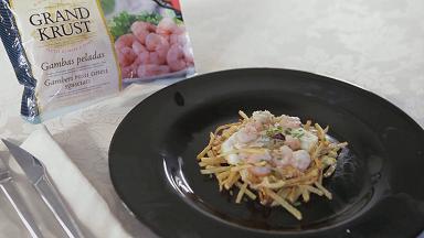 Huevos rotos con bacalao y gambas