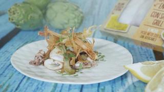 Chips de alcachofas y yuca con calamares