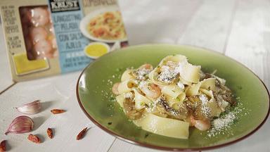 Pappardelle con mazzancolle in salsa aglio, olio, peperoncino e chips di carciofi