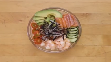 Poke bowl de langostinos y salmón