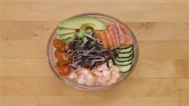 Poke bowl di mazzancolle e salmone