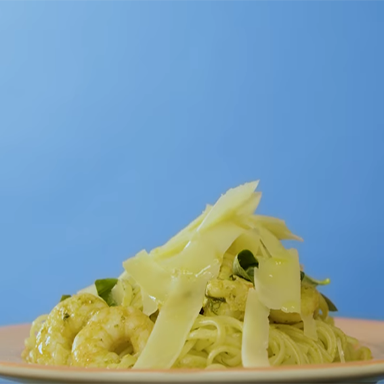 Espaguetis con gambones, pesto y tomates cherry