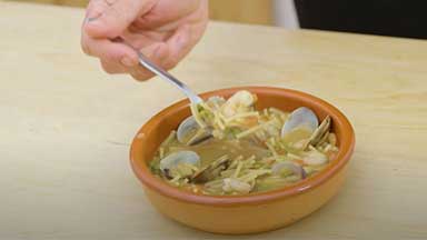 Cazuela de fideos, almejas y gambas