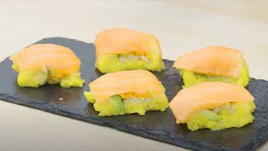 Maki-causa con salmón